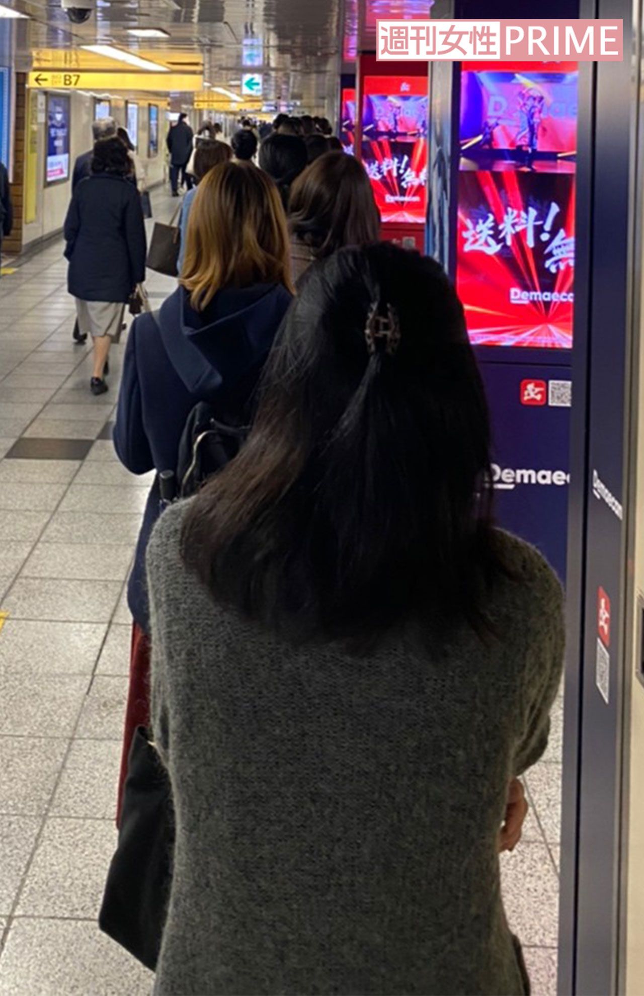 12月6日、『ディズニーフラッグシップ東京』に入店するための列はJR新宿駅の構内まで伸びた