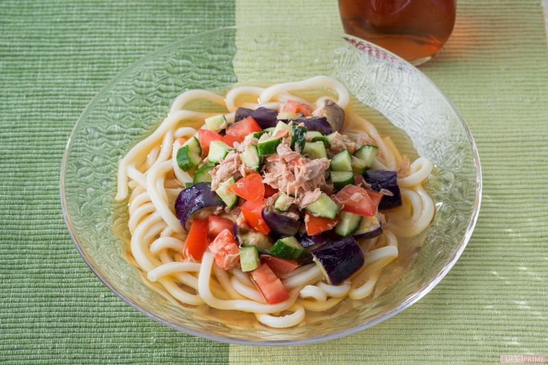 彩り野菜とツナのぶっかけうどん　撮影/廣瀬靖士