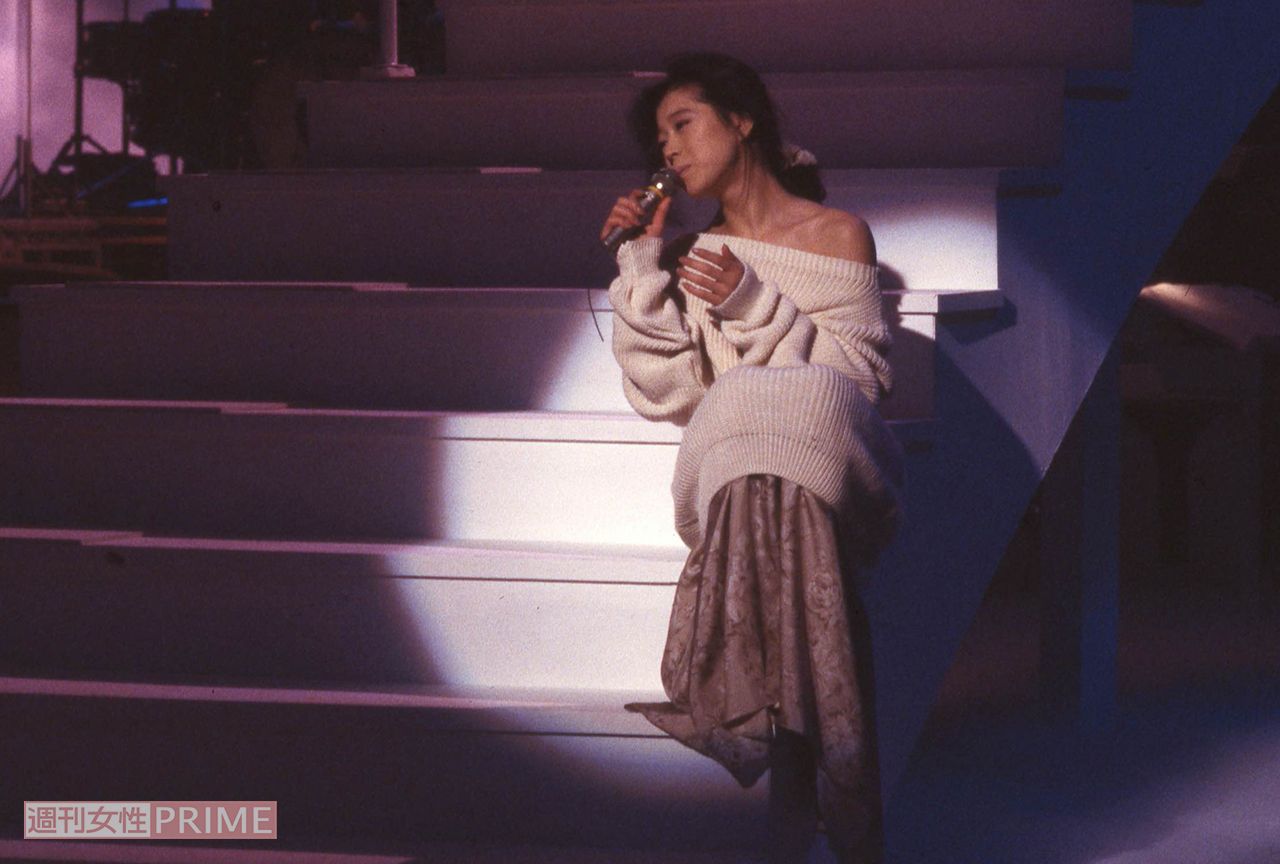『夜のヒットスタジオ』にて、肩出し白ニットの元祖“萌えコーデ”で切ない楽曲『約束』を熱唱する中森明菜（1987年）