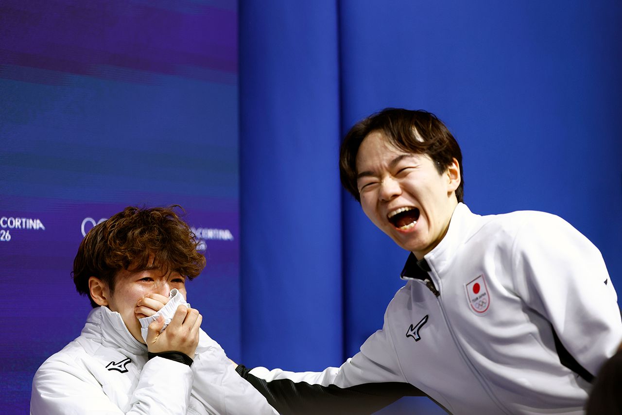 写真左から佐藤駿、鍵山優真　撮影／JMPA