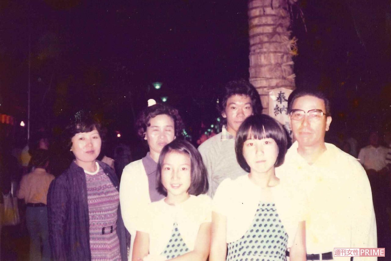 小学1年生のとき、家族と。久美さんは運動神経がよかったが、特にスポーツ一家というわけではなかった