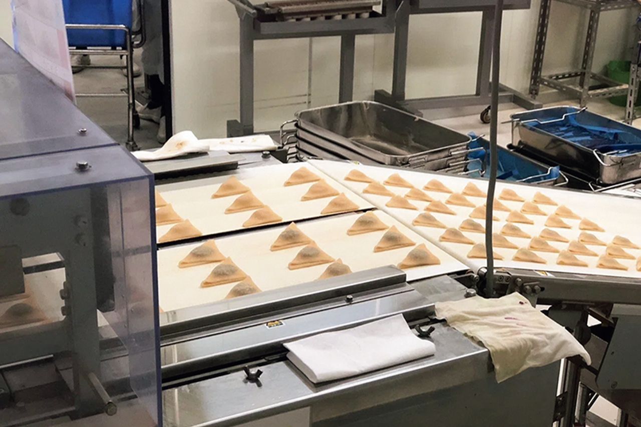 工場見学は予約なしでOK。スタッフに声をかけると、生産ラインの見どころを案内してもらえます