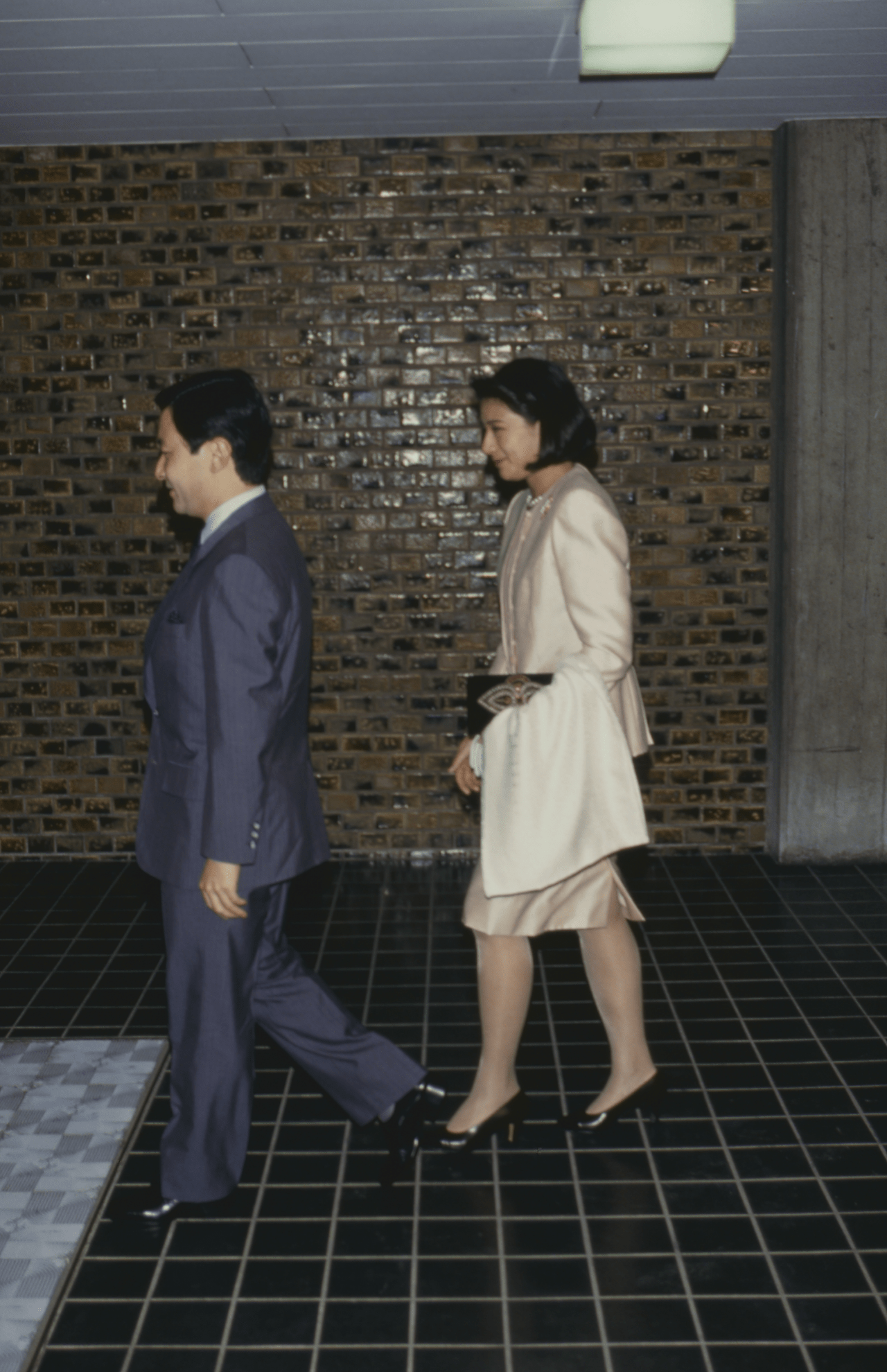 佳子さまが誕生した当日、宮内庁病院へ紀子さまをお見舞いに訪れた天皇陛下と雅子さま