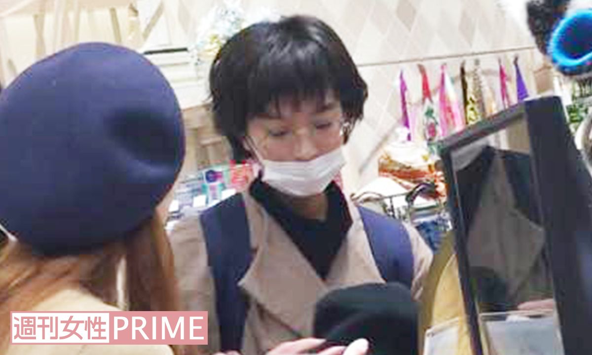 突然、店員に話しかけられてビックリする門脇麦