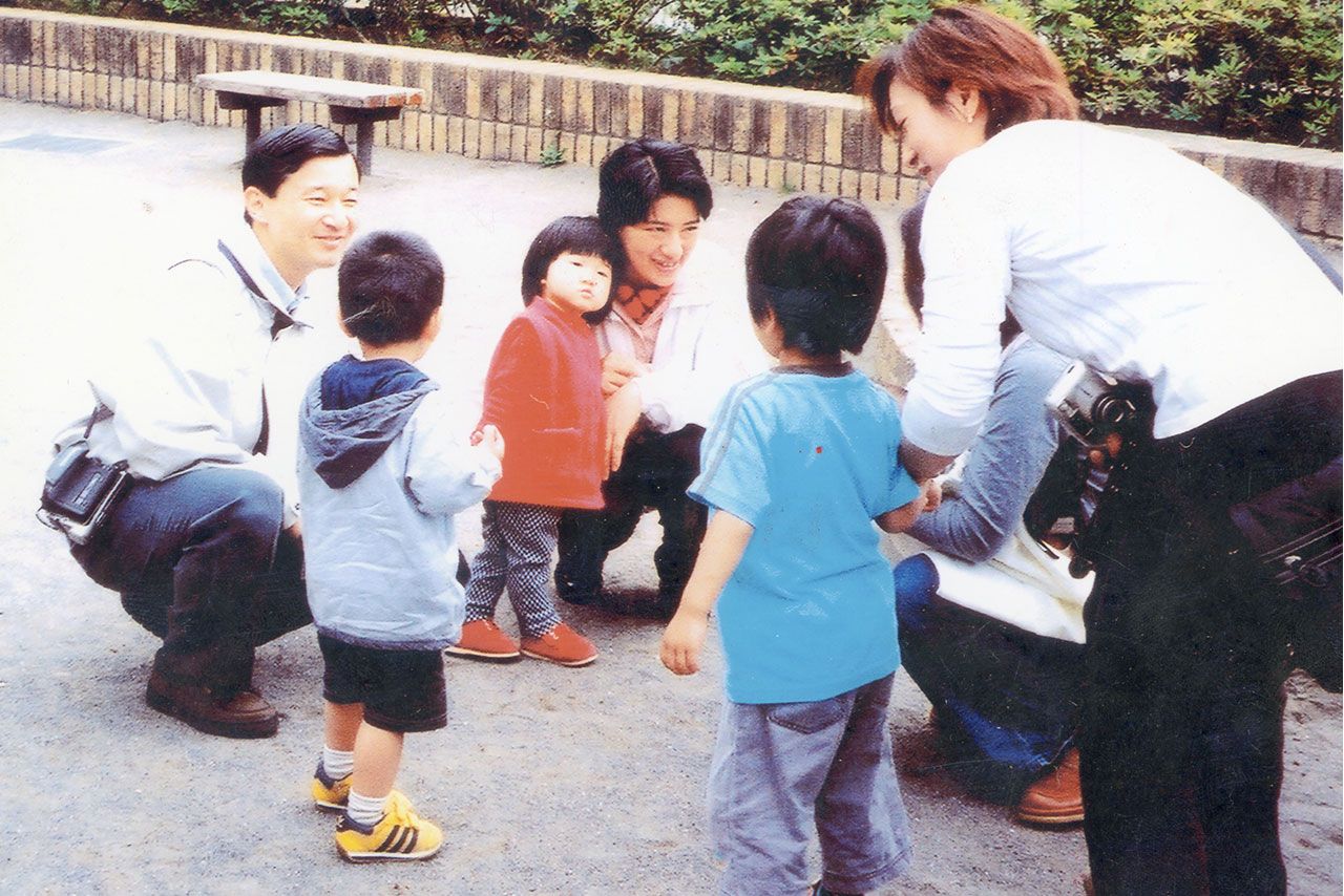 2003年５月、両陛下に連れられて愛子さまの公園デビュー