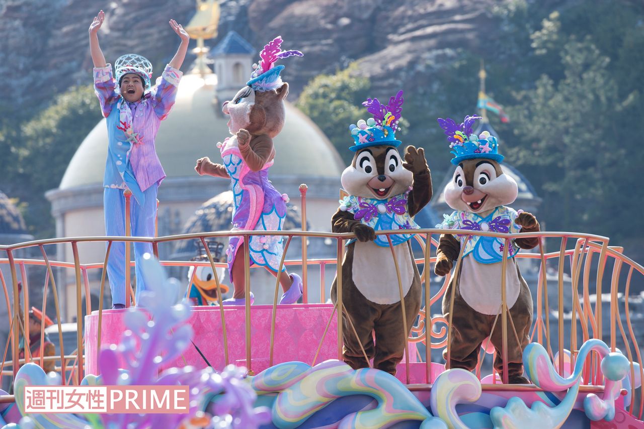 チップとデールたちは、マーメイドラグーンらしい爽やかな衣装で登場。みんな“イースターバニーボンネット”をかぶっている（東京ディズニーシー）　撮影／廣瀬靖士