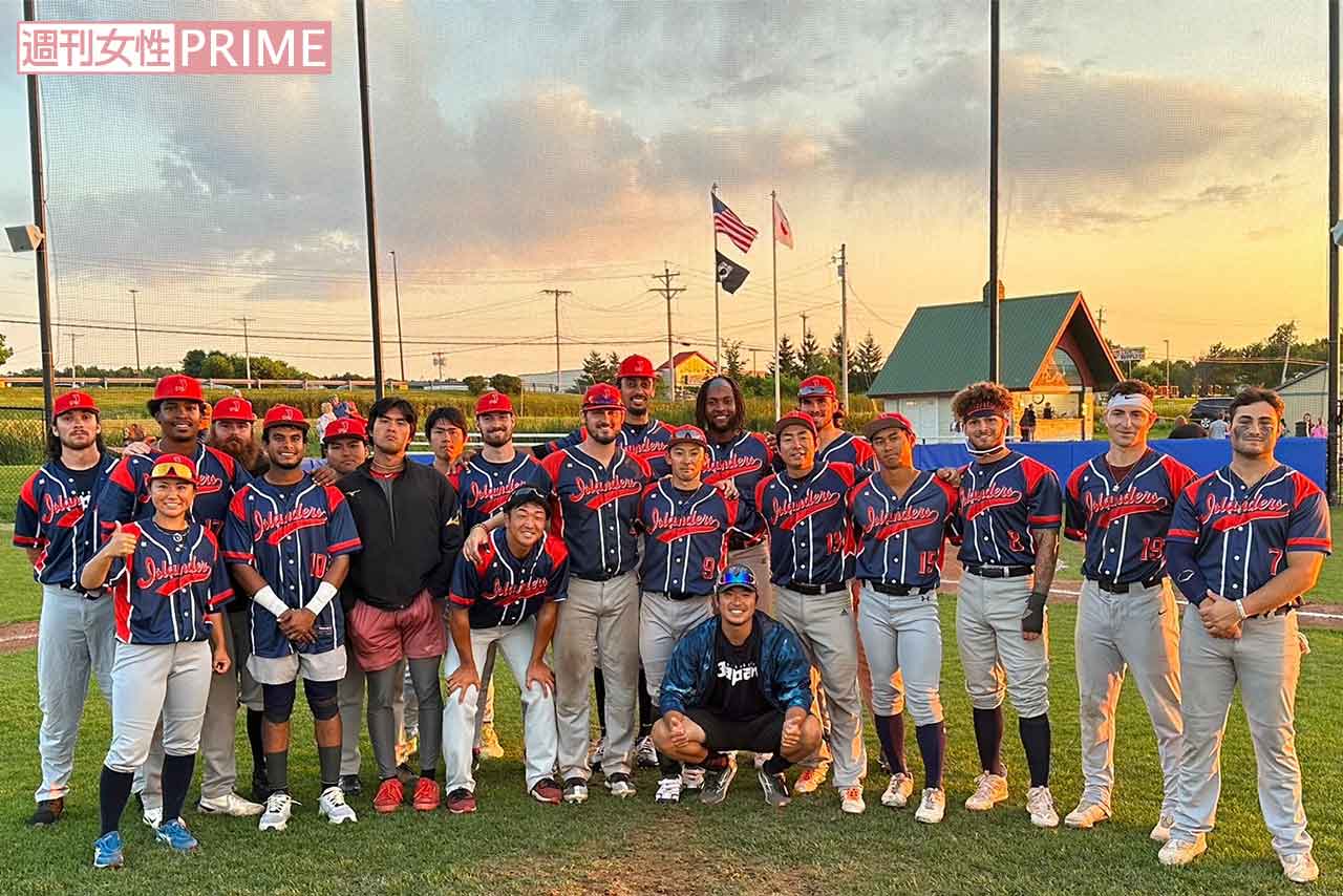 31歳でアメリカでメジャーに挑戦した吉田えりさん（前列左）