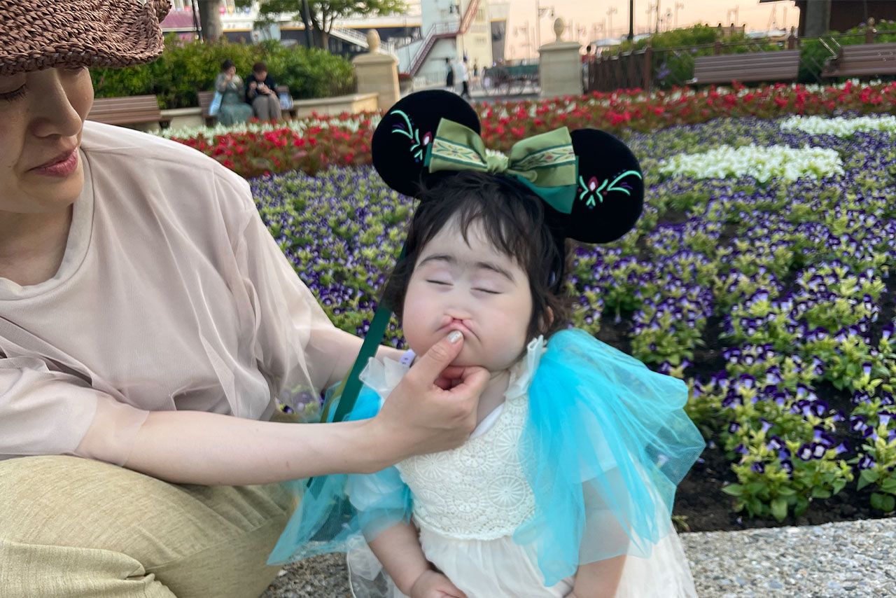 初めての遠出でディズニーランドへお出かけ。YouTubeでもリンちゃんの可愛らしい様子が配信されている