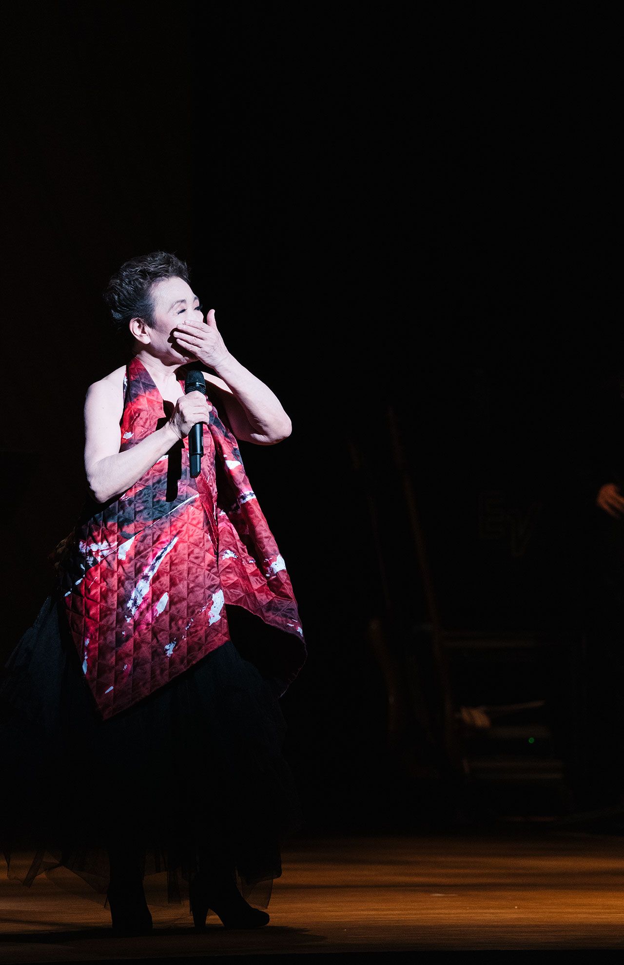 自粛期間中、大変な人、必死になっている人たちがいるのに私は何もできない。そう思っていたときに（医師の）鎌田實さんに“いや、おときさん。あなたには歌ですよ”と言われ、ガーンときました。泣きたくなるほど“そうだ!”と思って。その日のうちに『この手に抱きしめたい』を作り、YouTubeにアップしたんです」　撮影／山本倫子