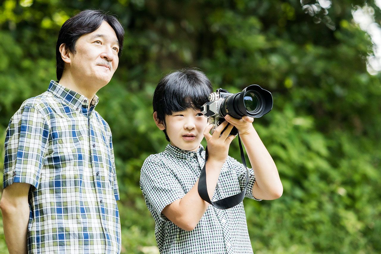 2020年8月、翌月に14歳を迎えられるにあたって宮内庁が公表したお写真。新型コロナウイルスで学校が休校する期間が続いたが、出された課題に取り組んだり、自主的な研究を進められた。夏休み期間には、ご家族とともに感染症の専門家から話も聞かれていたそう。