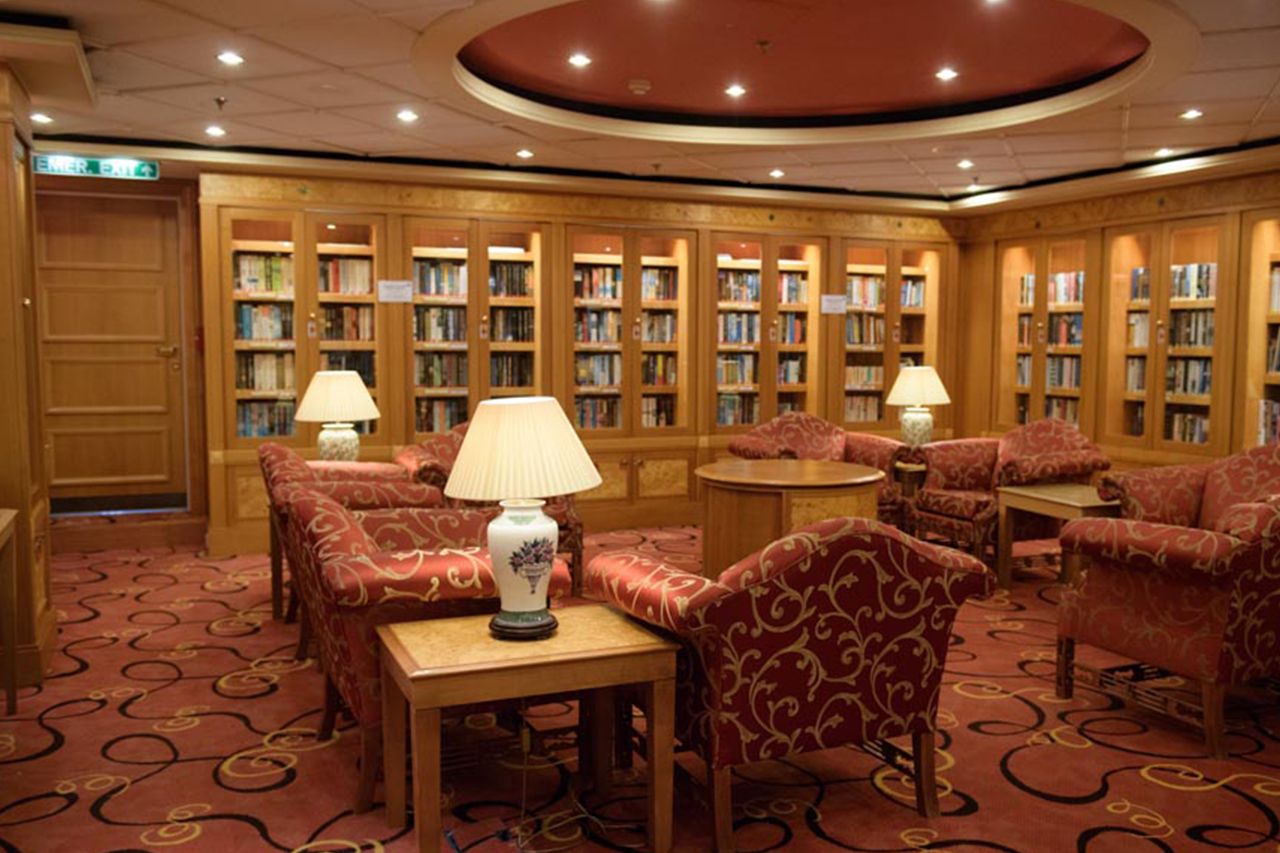 スーパースター ヴァーゴの船内（4）高級ラウンジみたいな図書館。他にも宿泊客は無料で利用できる施設が多数　撮影／渡邉智裕