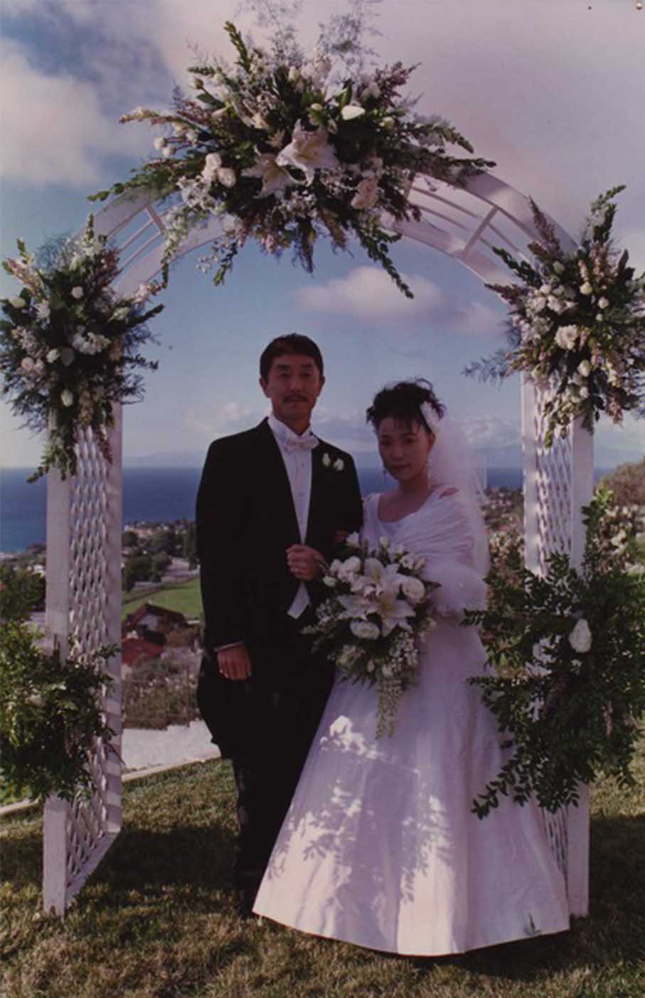 1997年1月、ロサンゼルスにて結婚式（ホームウエディング）を挙げた尾崎亜美と小原礼