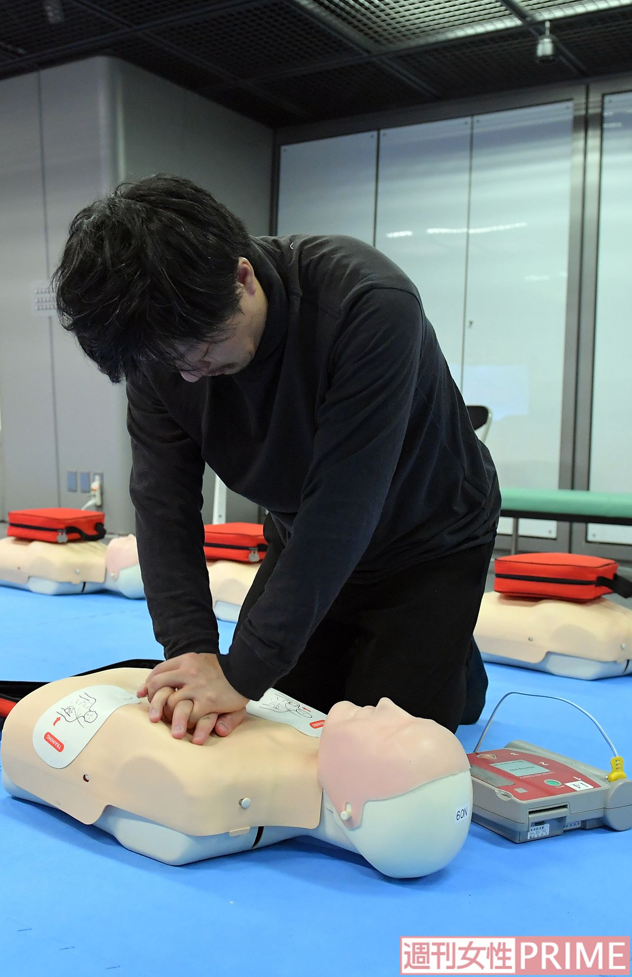 胸骨を圧迫する心臓マッサージのテンポは、1分間で100回～120回。想像以上に体力を消費する　撮影／渡邉智裕