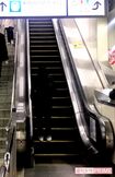 事件現場のエスカレーター付近