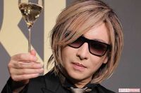 YOSHIKI、初の日本産ワインプロジェクトで披露した“農作業姿”に「畑仕事する格好じゃない」ツッコミ殺到