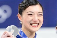 坂本花織、スケート連盟から“激レア”オリジナル仕様の『ラブブ』プレゼントで「五輪以上の喜びっぷり」
