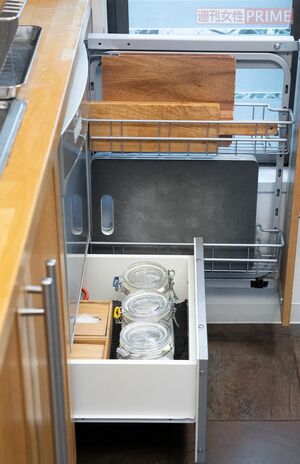 重曹、セスキ、クエン酸など、掃除に使うアイテムや生ゴミ用ネットなどはシンク下の引き出しに。奥の引き出しはまな板がシンデレラフィット　撮影／伊藤和幸