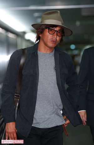 解散発表後、ハワイでのバカンスから羽田空港に降り立った木村拓哉