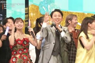 紅白で特徴的なドレスを着用した橋本環奈（NHK公式YouTubeチャンネルより）