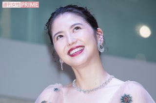 '16年11日9日、表参道ヒルズで行われたクリスマスイルミネーションの点灯式に胸元全開のセクシードレス姿で登場した長澤まさみ