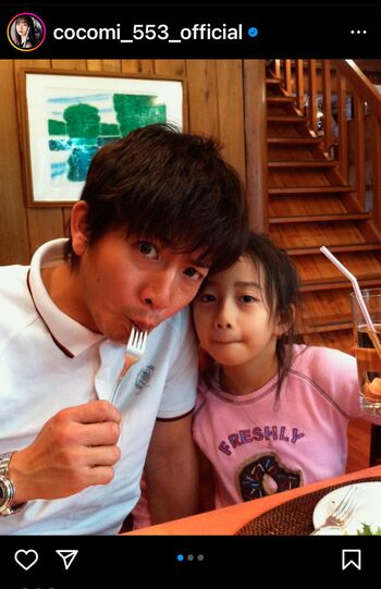 幼いCocomiとトト。食卓を囲んで仲良くパシャリ！