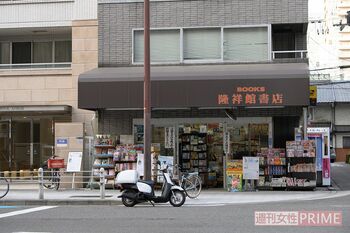 店内には「読書」の効果を特集した新聞記事が多数張られ、床にも本が積み上げられていた　撮影／渡邉智裕