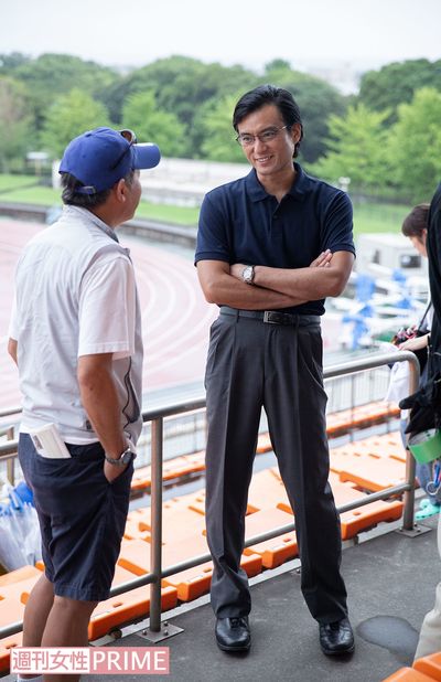 カメラが回っていないところでは、陸上競技解説者としても知られる尾縣貢役の嶋大輔やスタッフと談笑するなど、終始アットホームな雰囲気だった　撮影／齋藤周造