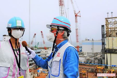 2018年当時、福島大学の学生だった上石さんに3号機の前でマイクを向ける大和田