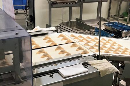 工場見学は予約なしでOK。スタッフに声をかけると、生産ラインの見どころを案内してもらえます