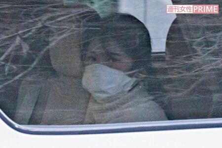 学習院大学のキャンパスで授業を受け、車で帰路につかれた愛子さま（'22年12月）