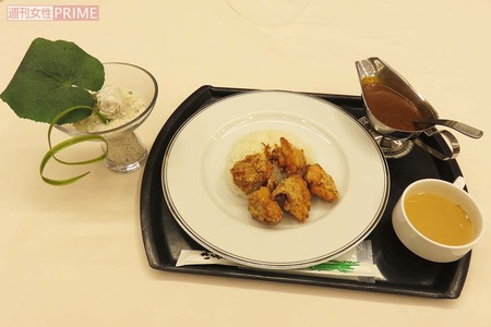 国会中央食堂のBEST3メニューの一つ『大王カレー&鶏塩唐揚げ』