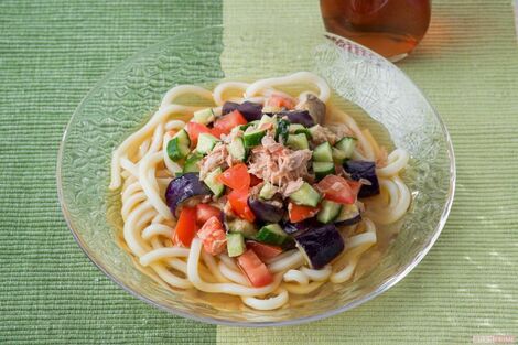 “家計にやさしい”最強食材「冷凍うどん」で満足度アップ!料理家が教える「夏の冷&温」3レシピ