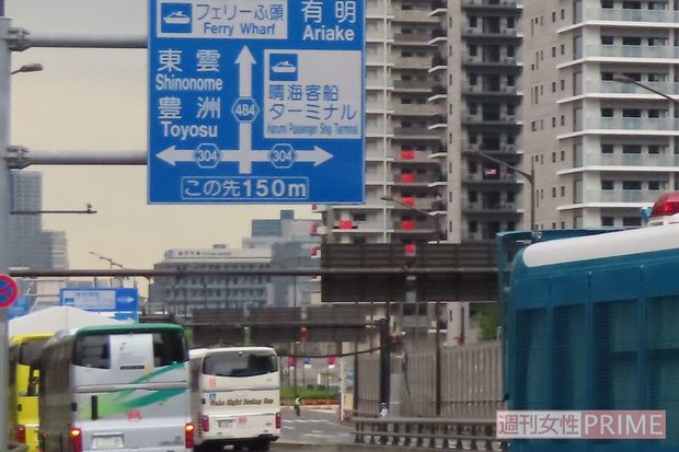 パラリンピック期間中、大型バスはひっきりなしに出入りしていた（右手は選手村）