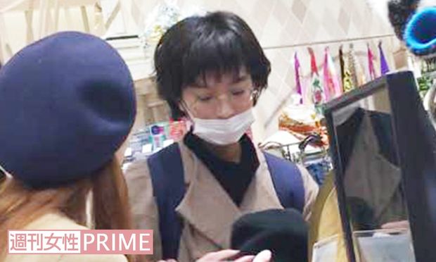 突然、店員に話しかけられてビックリする門脇麦