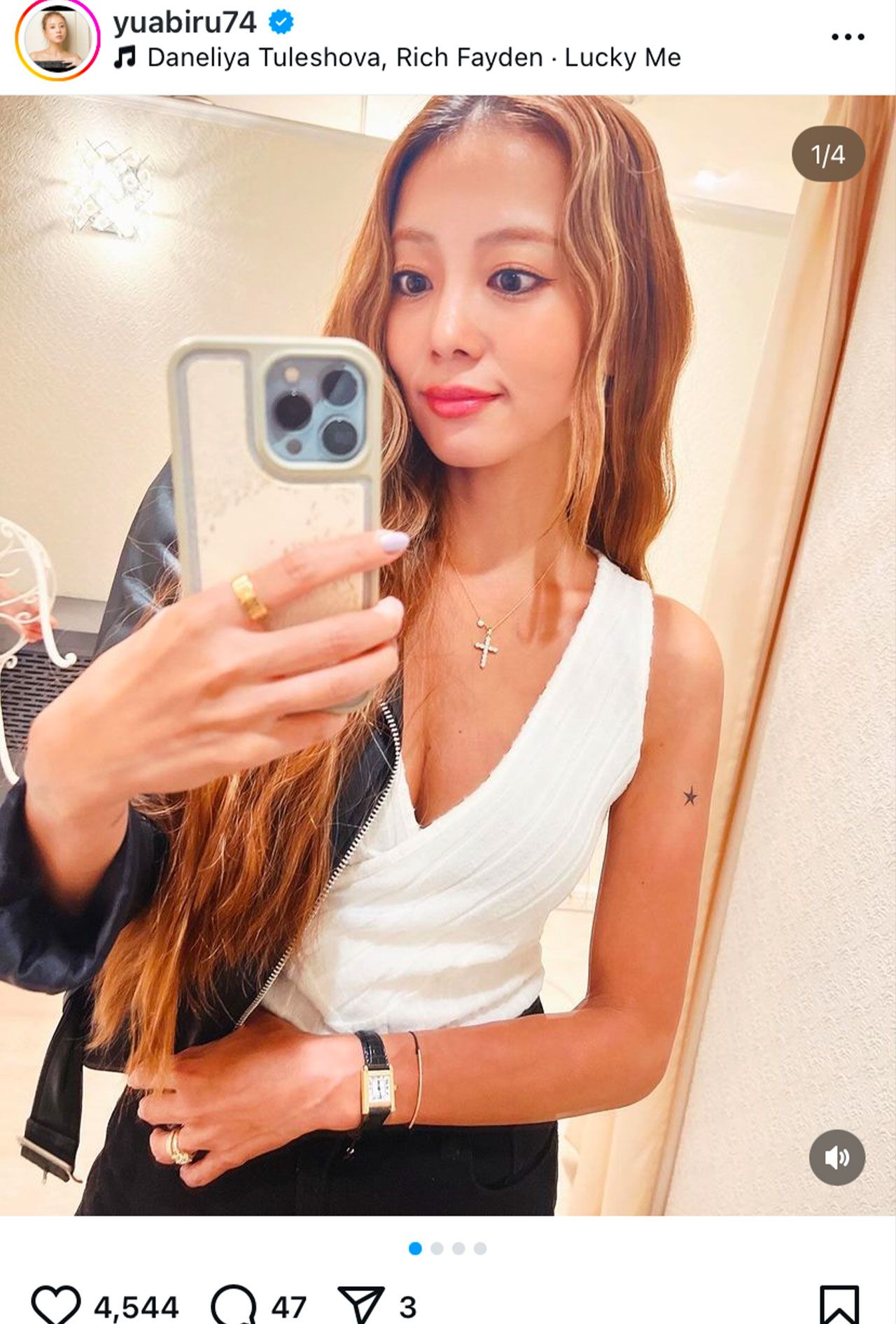 “胸元アピ”が強いあびる優（本人のインスタグラムより）