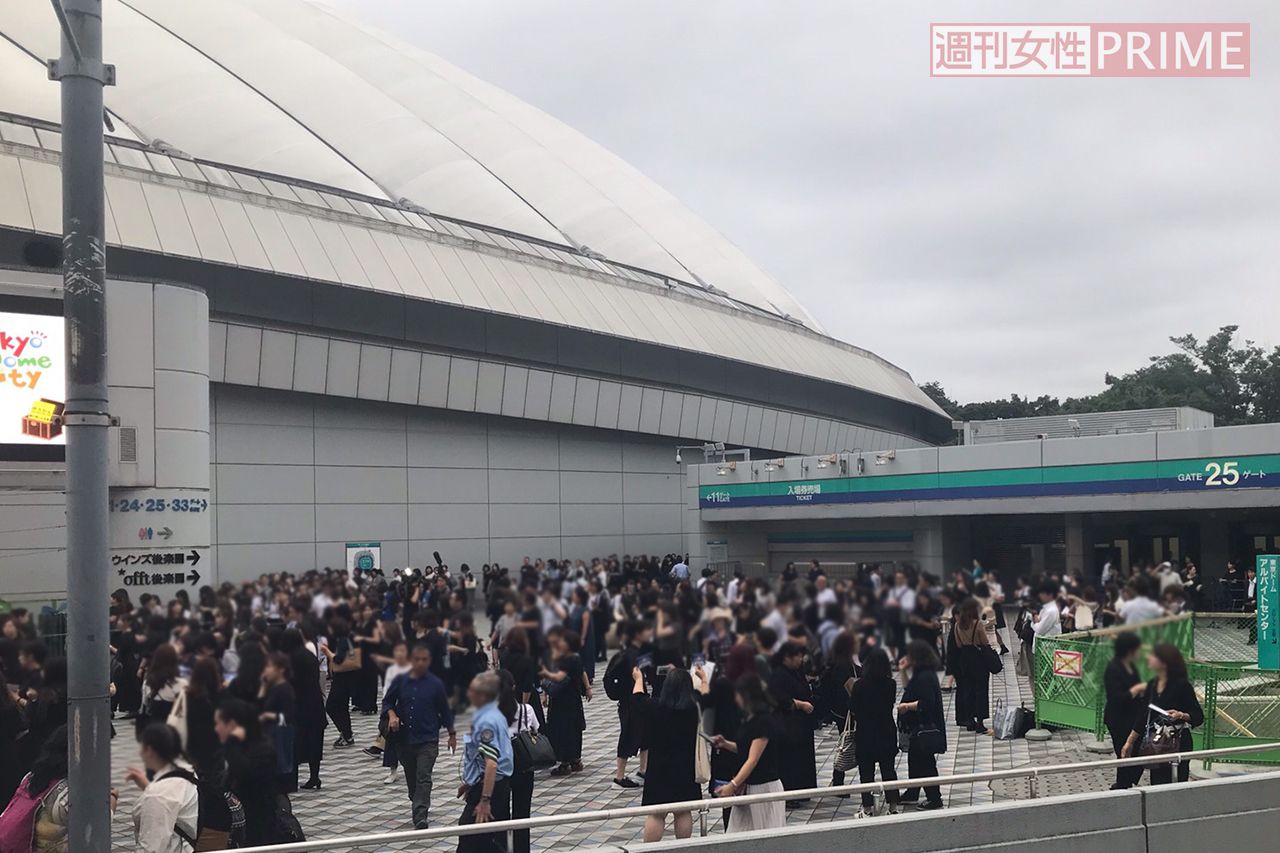 黒い服を着て東京ドームに集まったファンたちの姿。マスコミの姿も／著者撮影