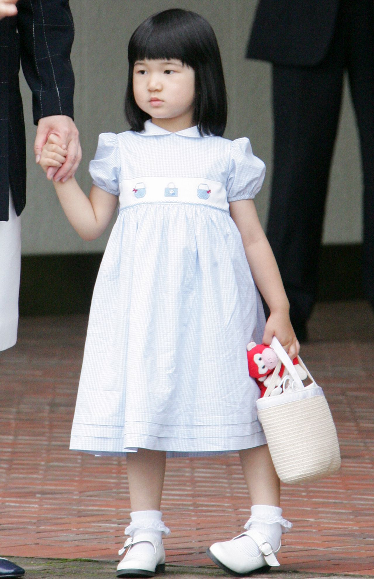 '05年8月（3歳）那須塩原駅にて。小さなパフスリーブとラウンドカラー（丸襟）が、「すっかり少女らしくなられた愛子さまによくお似合いです」（日置さん）撮影／JMPA