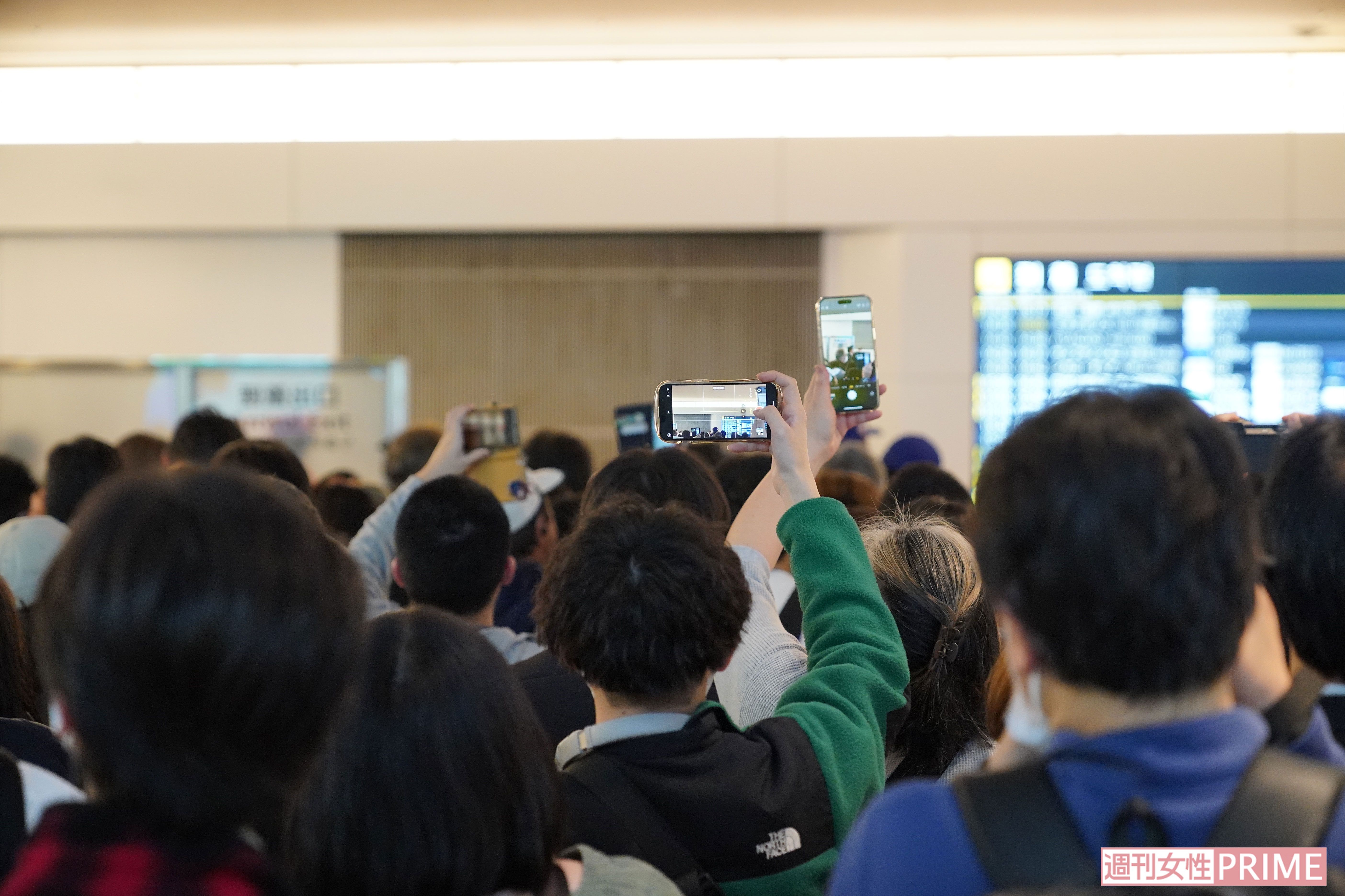 2025年3月13日、帰国した大谷翔平を一目見ようと羽田空港に集まった人たち