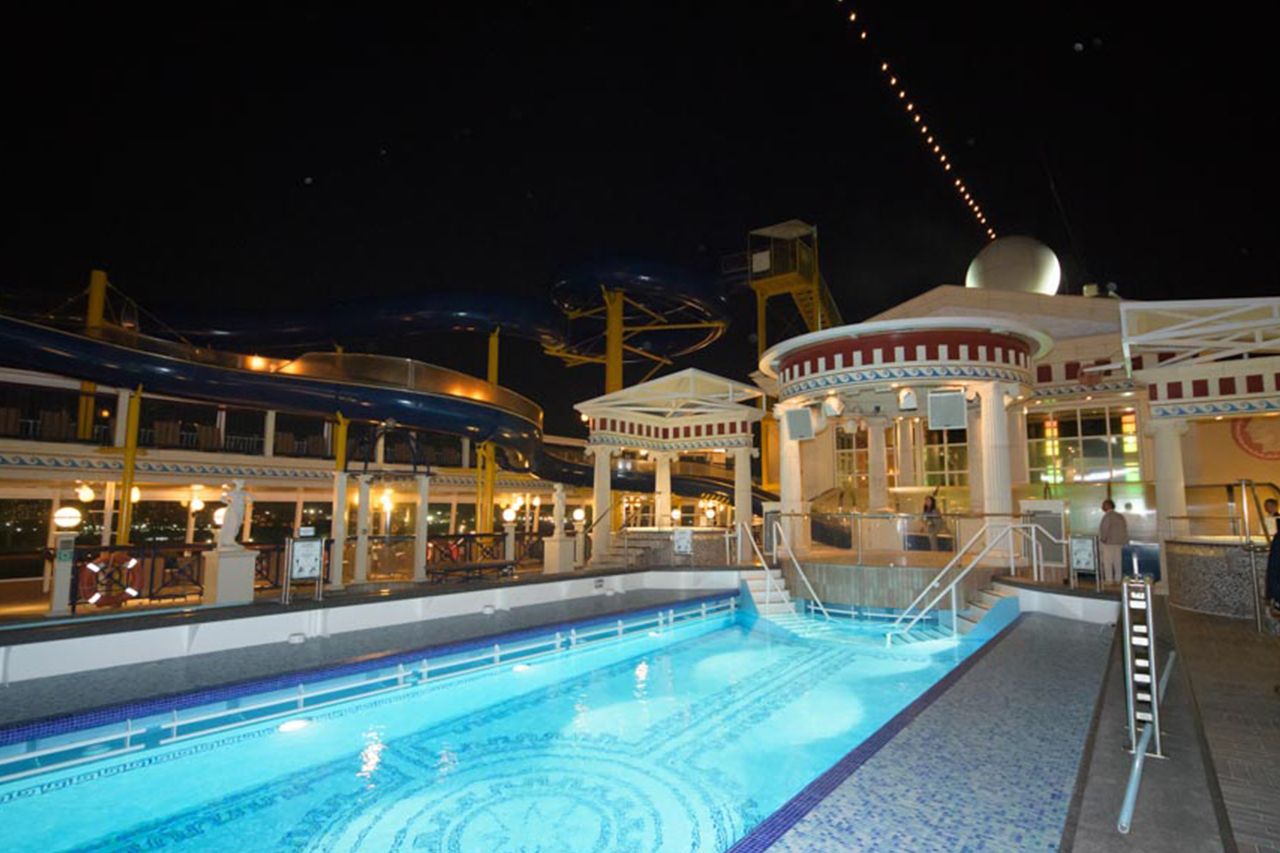 ウォータースライダーもあるプールは朝から晩まで泳ぎ放題　撮影／渡邉智裕