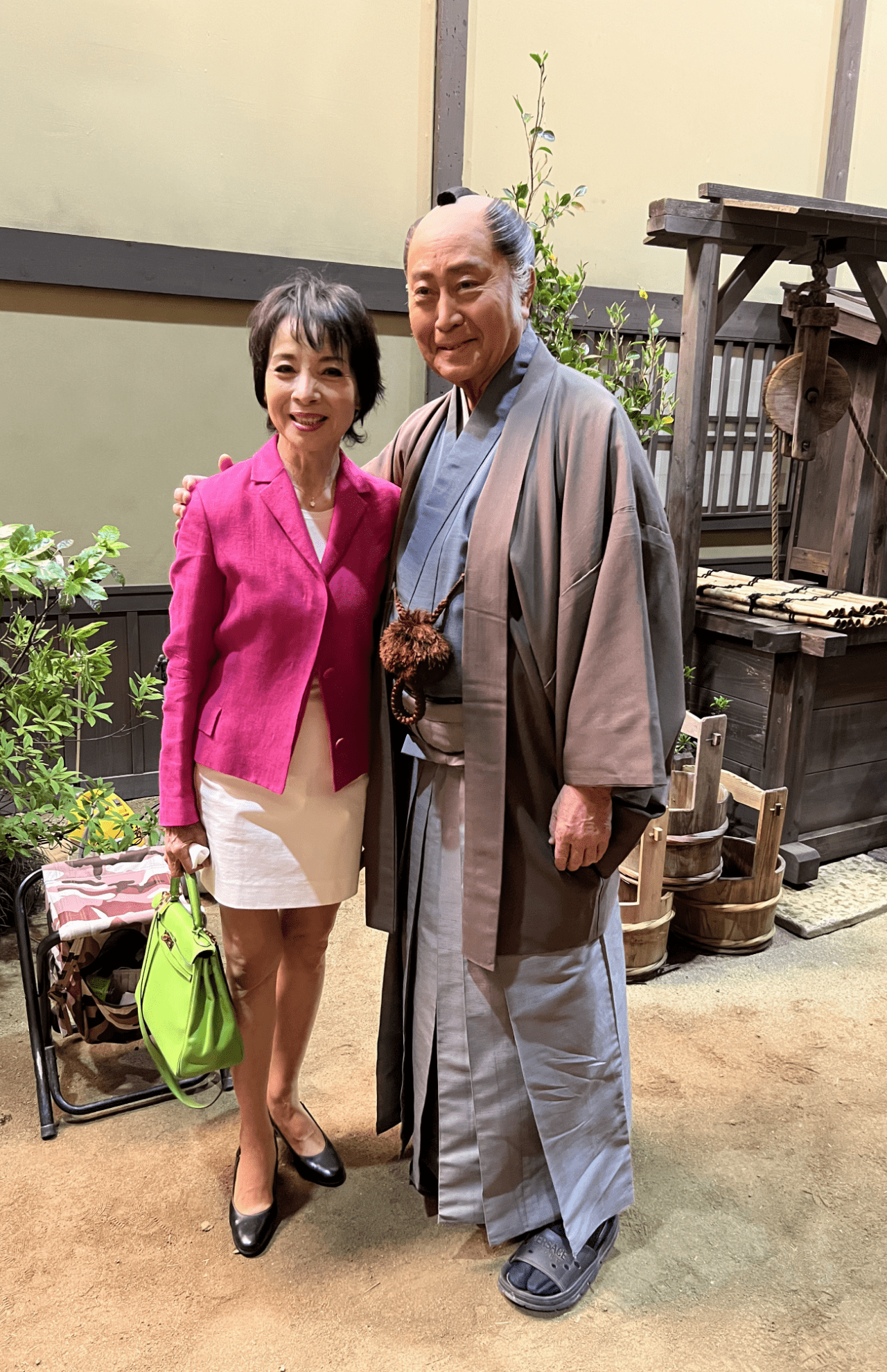 京都の撮影所で、偶然にも北大路欣也さんと再会。お互いに「変わらないですね」と記念写真