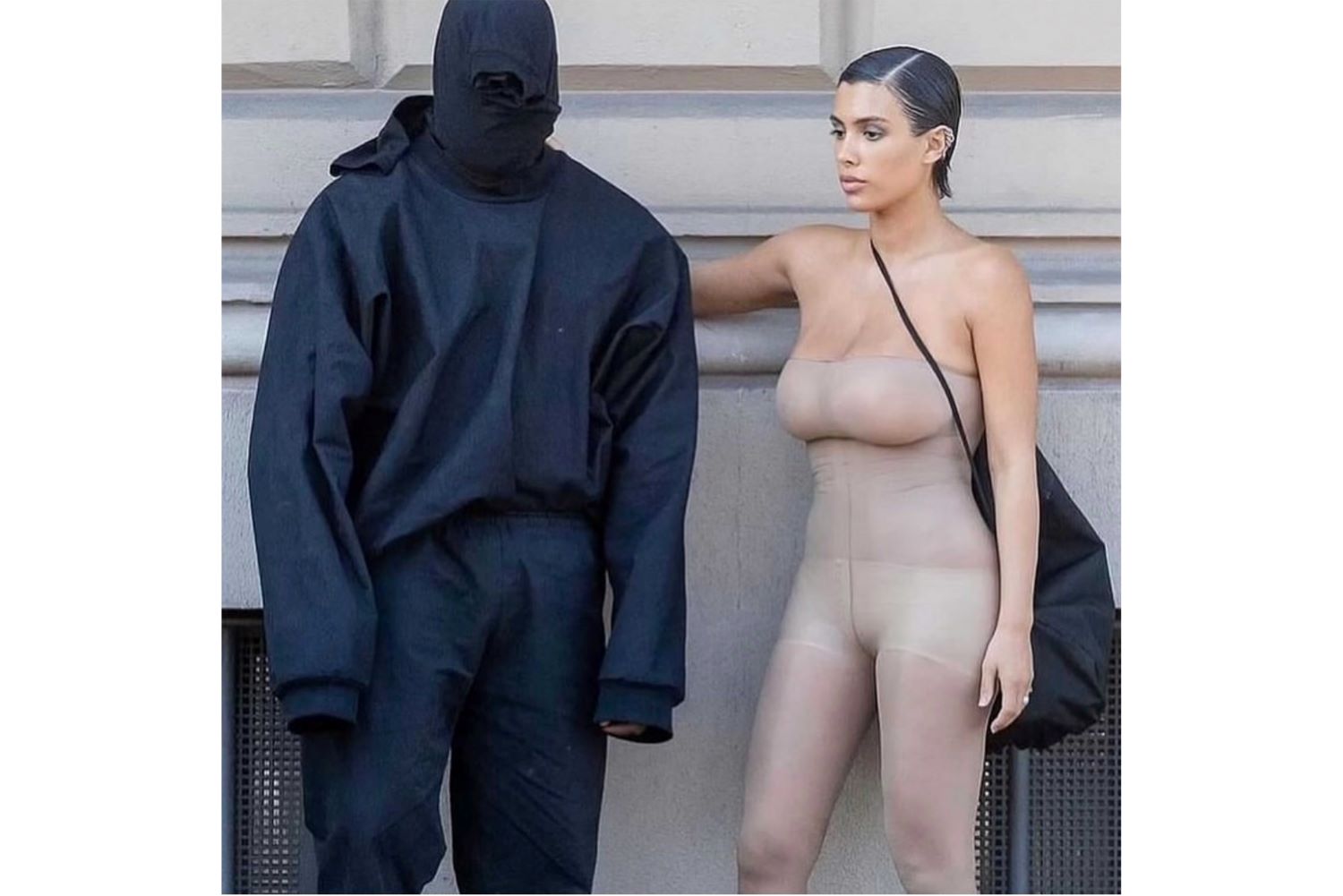 顔を隠したコーディネートのカニエ・ウエストと透けているファッションのビアンカ（ビアンカ・センソリ公式インスタグラムより）