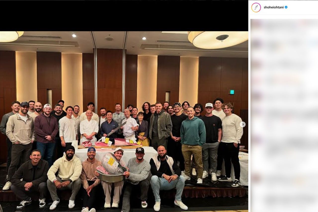 2025年、東京でのドジャース開幕戦前にチームの夕食会を仕切った（大谷翔平のインスタグラムより）