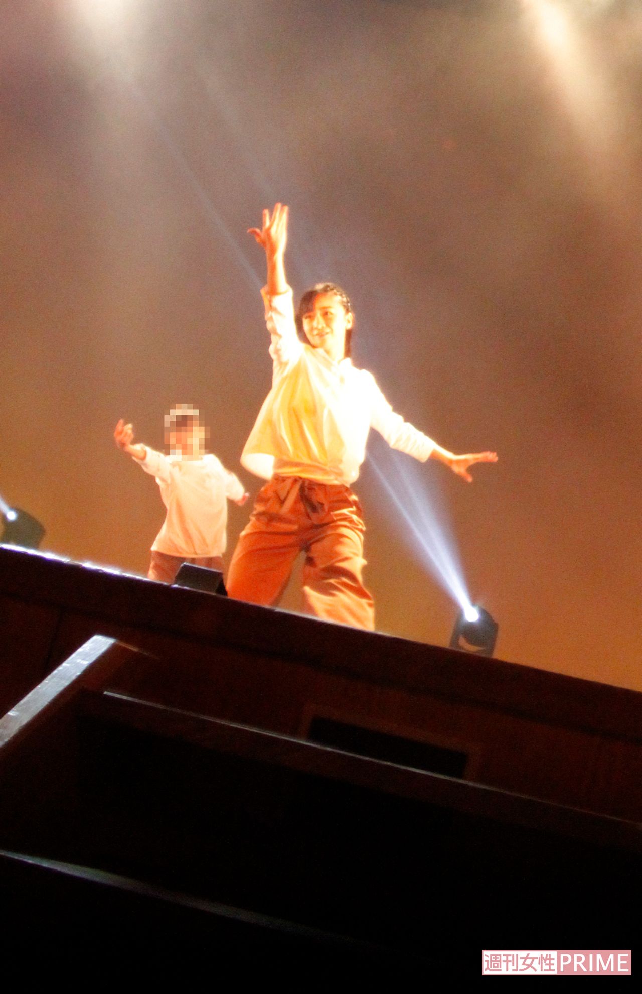 発表会の第1部でジャズダンスを踊る佳子さま。ふんわりした白のブラウスに、茶のワイドパンツ姿で、足にはテーピングが