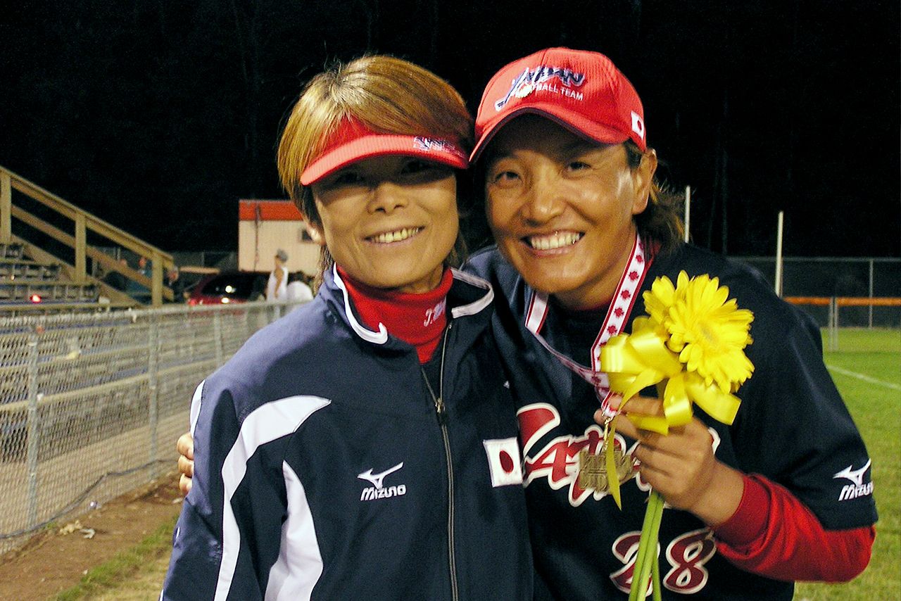 2004年アテネ五輪での妙子さんとのツーショット。チームの主砲として、マネージャーとして、妙子さんを支えた