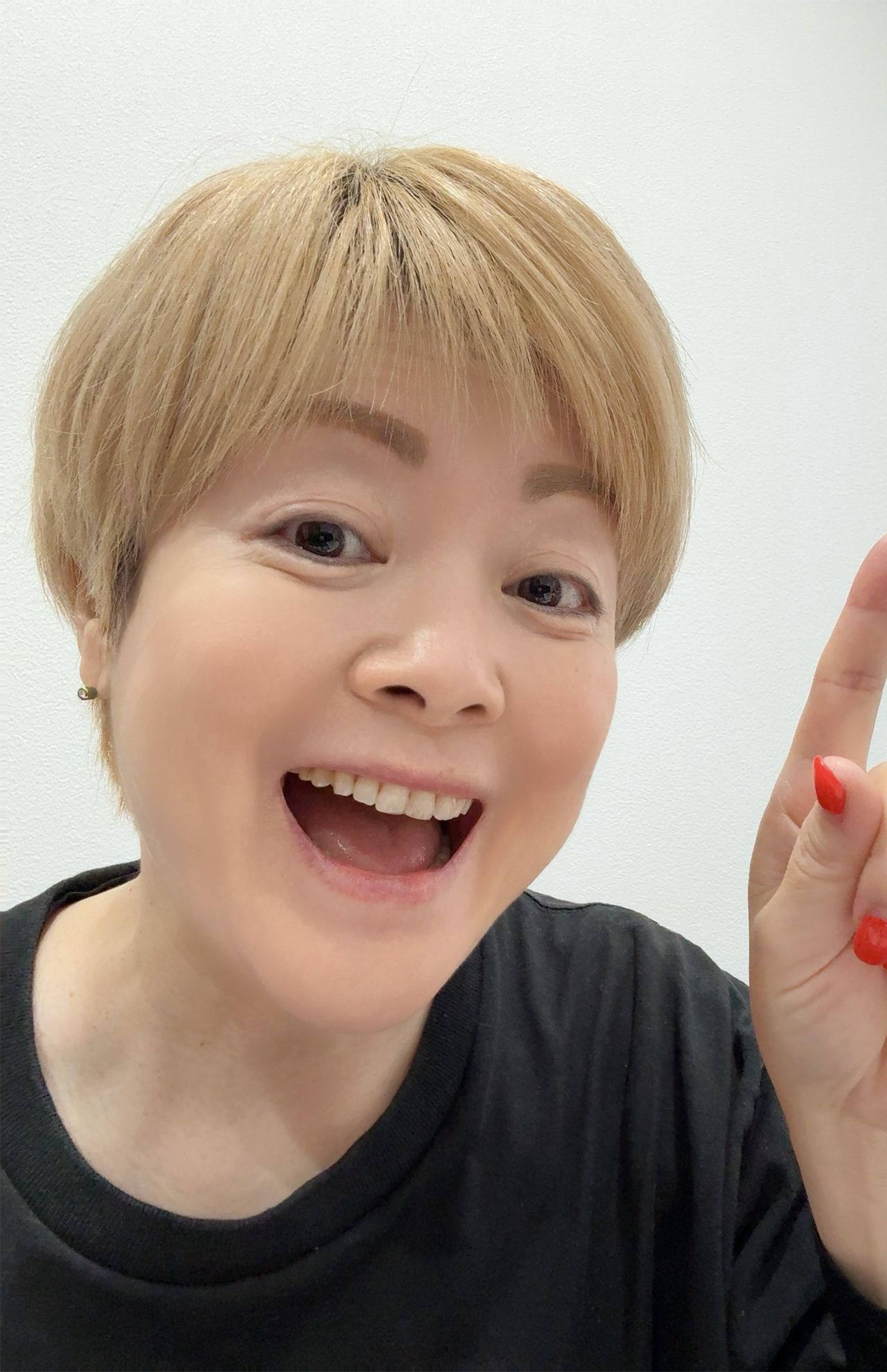 たけば校長（竹葉美保子）●名古屋ボーカルスクール校長。プロシンガー、ボイストレーナーとしての活動のほか、CMソングやテーマソングも制作。YouTubeやTikTokなどSNSでも活躍。オンラインでボイトレを行うなど、全国の老若男女をカラオケのプロに育てている。