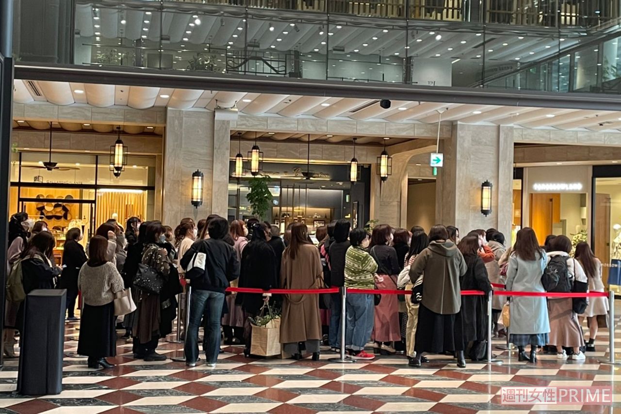 販売開始前から多くのファンが集まって