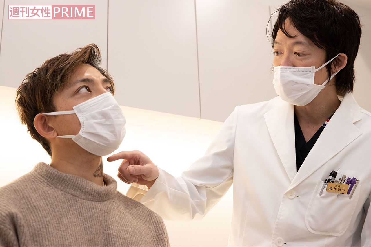 首のタトゥーを医師に見せる後藤祐樹さん