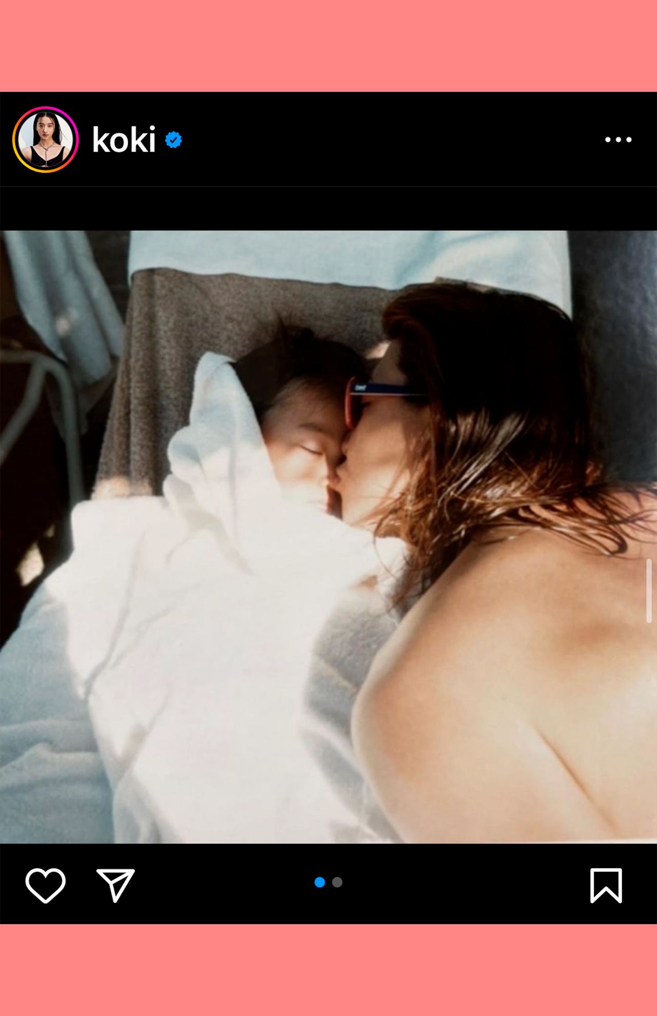 車の後部座席（？）で眠るKoki,にキスするトト。男らしくたくましい背中にドッキリ♪