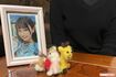 片瀬美月さんの遺影を前に取材に応じた母親。手前は家族で作った思い出の手作り人形