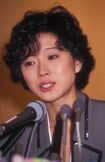 1989年12月31日、近藤真彦同席のもとで中森明菜は自殺未遂騒動を謝罪した